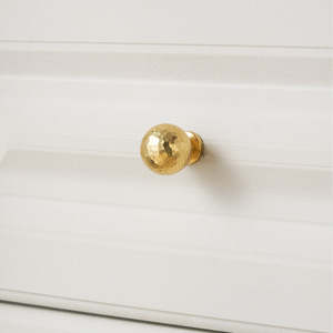 Puxador de Porta e Gaveta em Latão Sólido Dourado com Textura Martelada, Estilo Moderno Chinês Francês Americano, Durável, 24x31mm, Fácil Instalação - Product Image 1