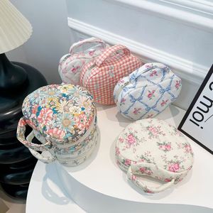 Sac de voyage personnalisé en forme de cœur matelassé pour femmes, imprimé floral, sac de rangement pour maquillage - Product Image 1