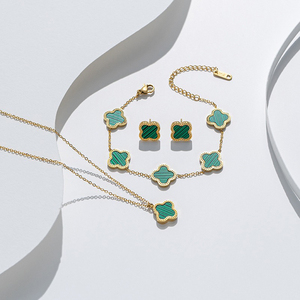 طقم مجوهرات نسائي من ثلاث قطع مطلي بالذهب عيار 18 قيراط من الفولاذ المقاوم للصدأ بتصميم ورقة البرسيم الرباعية - سوار وأقراط فاخرة - Product Image 4