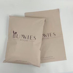 Bolsa de Envío de Poliéster Mate Color Beige Durazno de 12x16 Pulgadas con Impresión de Logotipo Personalizado, Impermeable y Autoadhesiva para Ropa - Product Image 1