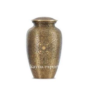 Urne funéraire pour cendres en laiton massif artisanal, unique, avec gravure en forme de croix, pour adultes, magnifique travail de gravure sur les urnes métalliques - Product Image 1