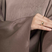 Ensemble Abaya Modeste Luxe Discret et Tendance, Couleur Taupe Chaleureuse, Robe Musulmane 2 Pièces avec Manches Kimono et Hijab en Satin – Commande en Gros pour Fabricants