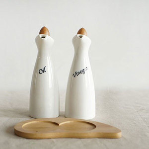 Bonne qualité Porcelaine <span class=keywords><strong>Blanc</strong></span> Cruet Bouteille Ensemble Restaurant Ménage Céramique Huile <span class=keywords><strong>Vinaigre</strong></span> Distributeur - Product Image 2