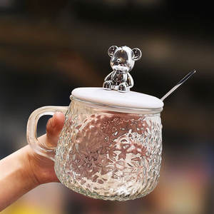 แก้วน้ำลายตอกแบบมีเท็กซ์เจอร์ สไตล์อินส์ ยอดนิยม ขายดี แก้ว<span class=keywords><strong>กาแฟ</strong></span> แก้วชา มีหูจับ พร้อมฝาปิดลายหมี - Product Image 4