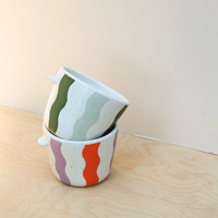 Mug à café en grès personnalisé, peint à la main, motif ondulé, effet moucheté, logo personnalisé, style abstrait rétro, en céramique.