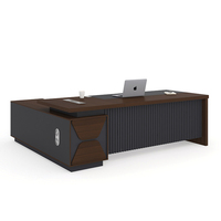 Un bureau de haute qualité qui répond aux besoins quotidiens du bureau possède une structure robuste et durable et un bureau plat et spacieux