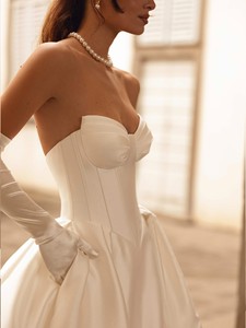 <span class=keywords><strong>Abito</strong></span> <span class=keywords><strong>da</strong></span> <span class=keywords><strong>Sposa</strong></span> Ruolai HL669 con Corsetto Allacciato, <span class=keywords><strong>Tasche</strong></span>, Tessuto Rigido in Mikado, Stile Basque - Product Image 5