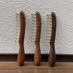 Профессиональная расческа Lock <span class=keywords><strong>World</strong></span> из золотистого сандалового дерева для массажа головы, меридианной терапии и релаксации, портативная деревянная щетка для скребкового массажа, длинная - Product Image 2