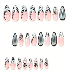 Ongles press-on de luxe en forme d'amande avec rayures léopard et zèbre, strass et breloques métalliques - Product Image 5