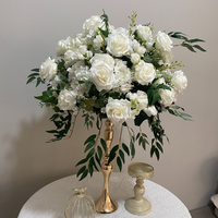 Centre de table floral artificiel vintage exquis avec verdure et boule de fleurs blanches pour mariage, demande en mariage et décoration de table de fête