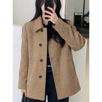 Nouvelle Collection Hiver 2026 – Manteau Court Femme Coupe Ample Camel avec Revers Cranté, Double Boutonnage, Ceinture à Nouer et Poches à Rabat – Style Chic – Vente en Gros