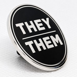 Pin de metal esmaltado personalizado con pronombres, ovalado, esmalte negro, letras plateadas, broche para ropa y bolsos, regalo de apoyo al orgullo, OEM ODM - Product Image 2