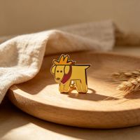 Épinglette en émail dur plaqué or de haute qualité, motif chiot jaune mignon de dessin animé avec couronne et écharpe marron
