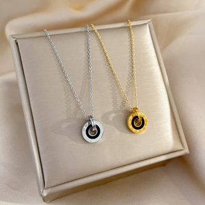 Kalung Berukir Angka Romawi Bentuk Lingkaran Bulat untuk Wanita Pria, Cincin Bulat Lapis Emas Baja Titanium, Kalung Pasangan - Product Image 5