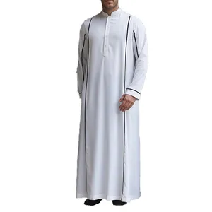 Venta al por mayor de los hombres de seda sin costuras Thobe Abaya dibujado a mano impreso tradicional Arabia Saudita moda vestido musulmán