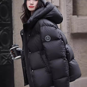 Doudoune épaisse à capuche pour femme - un choix idéal pour le temps froid. - Product Image 6