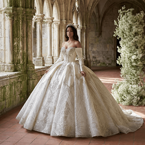 Robe de mariée moderne Xs264 style robe de bal, ornée de strass, de perles et de paillettes, décolleté cœur, dos nu, traîne chapelle, longueur ras du sol - Product Image 1