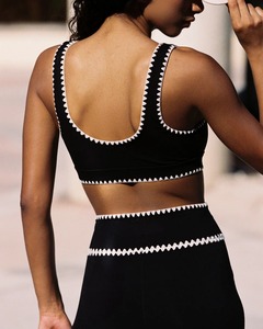 Ensemble de yoga deux pièces noir pour femme, col rond, bretelles spaghetti, taille haute, respirant, avec bordure contrastante, crop top et leggings - Product Image 2