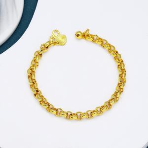 Bracelet tendance plaqué or 24 carats avec grand pendentif cœur, idéal pour femme - Nouvelle collection en promotion - Product Image 2