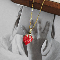 Collier minimaliste pour femme en acier inoxydable doré avec pendentif fraise rouge en émail et zircon, thème fruit mignon
