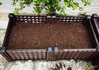Jardinière sur pieds en plastique avec trous de drainage pour fleurs et légumes, application extérieure pratique en serre, pas besoin de s'agenouiller