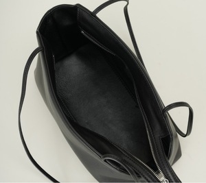 Sac à bandoulière minimaliste en cuir de mouton véritable, forme cadre, écologique, imperméable, fermeture ouverte, sac à main noir pour femme, usage quotidien - Product Image 4