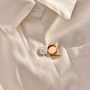 Mancuernillas de Mariposa 3D de Latón Esmaltado para Mujer |   Cierres Decorativos para Botones de Puños de Camisa |   Elegante Joyería Decorativa para el Cuello, Regalo - Product Image 3