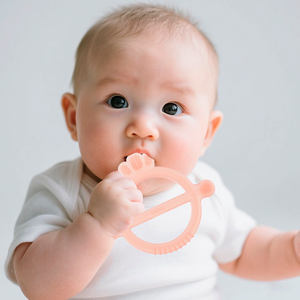 Anneau de <span class=keywords><strong>dentition</strong></span> sans BPA pour bébés Jouet à mâcher en silicone souple Soulagement sensoriel Apaise la douleur des gencives Jouet de <span class=keywords><strong>dentition</strong></span> sûr pour bébé - Product Image 4