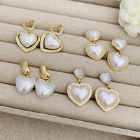 1 paire de boucles d'oreilles pendantes en plaqué or 18 carats, style classique, style vintage, incrusté de perles de cuivre et de zircons.