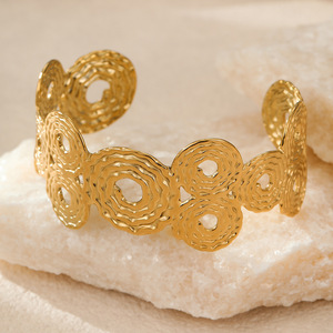 Bracelet en acier inoxydable plaqué or 18 carats, hypoallergénique, résistant à la décoloration, bijoux de mode de qualité supérieure avec un style chic - Product Image 3