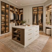 MoShang Dressing traditionnel blanc avec armoire, intérieur en noyer, porte vitrée, îlot en marbre, chambre classique