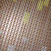 Paravent en maille de chaîne en aluminium or rose, maille métallique décorative tendance pour boutique et studio