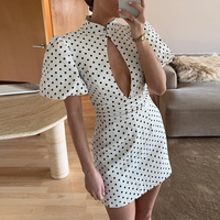 Nouvelle Arrivée Robe Courte d'Été Imprimée à Pois pour Femme, Col Montant, Manches Bouffantes, Découpes, Robe Moulante aux Hanches, Idéale pour le Quotidien et les Activités en Extérieur