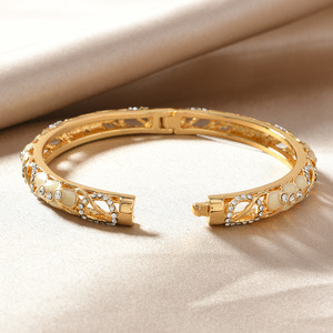 Brazalete de Esmalte con Diseño de Flores Caladas, Estilo Chino Tradicional, con Pedrería Brillante y Acabado Cloisonné - Product Image 5