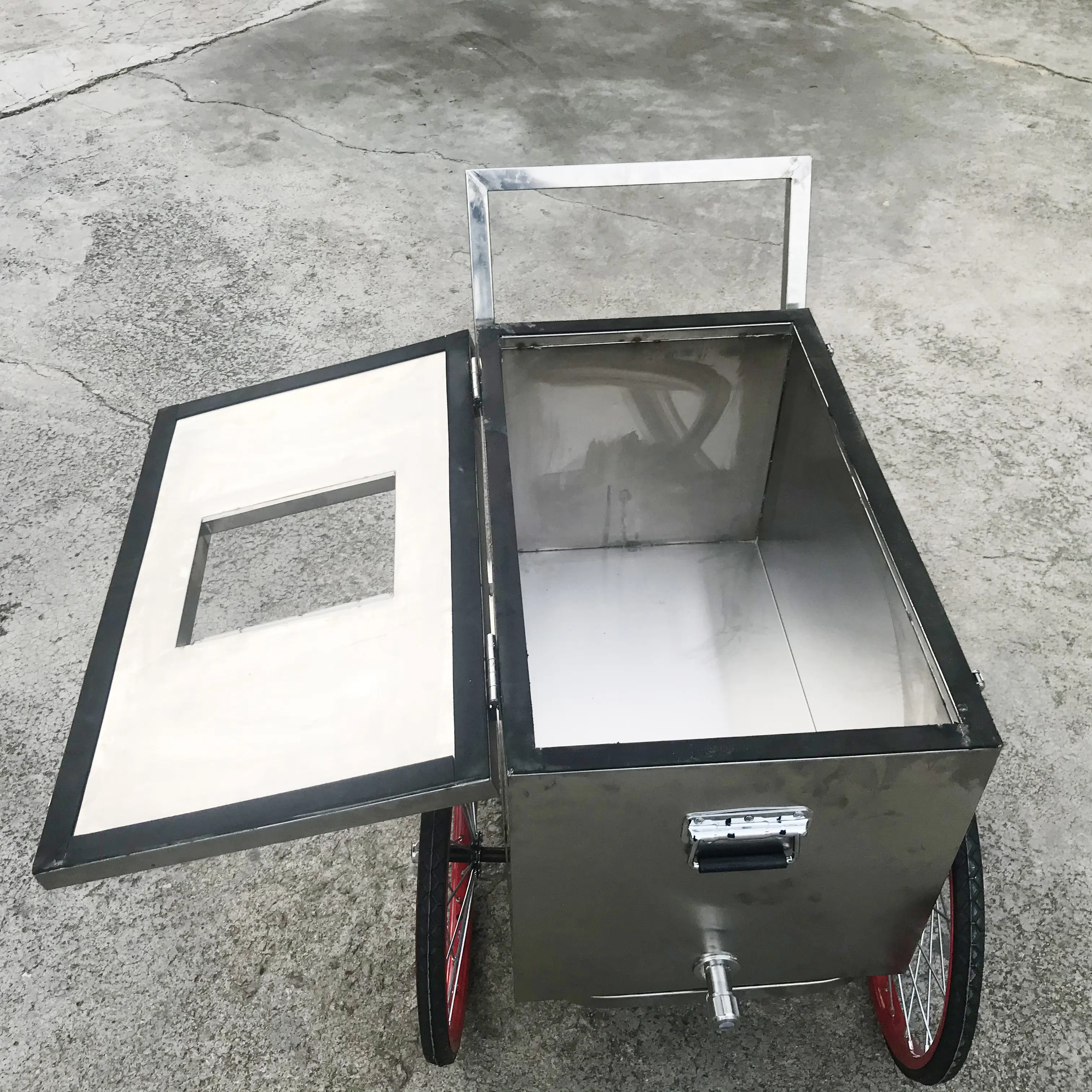 Ice cream Popsicle freezer with tricycle bike cargo
