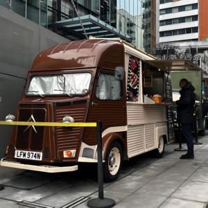 <span class=keywords><strong>Camion</strong></span> de restauration mobile vintage gris personnalisé avec conteneur réfrigéré pour salades, comptoir pour légumes frais pour les dîners en ville - Product Image 4
