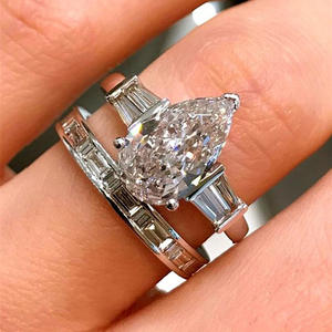 แหวนหมั้นเพชรทรงลูกแพร์สีขาวทองคำขาวสำหรับผู้หญิง ประดับเพชรทรงบาแกตต์ด้านข้าง สี D ธรรมชาติ พร้อมถุงใส่แหวน - Product Image 1