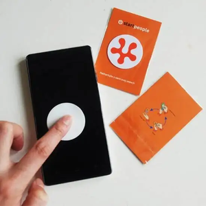 Paño de microfibra adhesivo para limpiar pantallas, limpiador de teléfonos, limpiador adhesivo reutilizable y lavable para teléfonos móviles. - Product Image 1