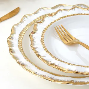 Assiettes en céramique à bord doré de luxe, ensemble de vaisselle Palace, assiettes à dessert irrégulières créatives, ensemble d'assiettes décoratives en porcelaine