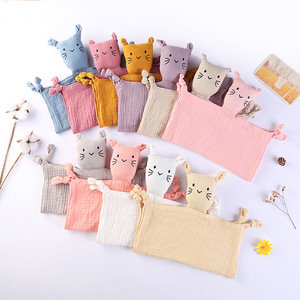 Joli chat <span class=keywords><strong>Double</strong></span> couche 100% <span class=keywords><strong>coton</strong></span> <span class=keywords><strong>gaze</strong></span> apaiser couverture couette serviette salive Bandana poupée bavoirs - Product Image 1