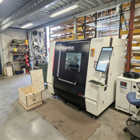 Machine de découpe laser à fibre industrielle entièrement fermée DF1390 à trois axes avec servomoteur Yaskawa pour l'acier inoxydable et l'acier au carbone
