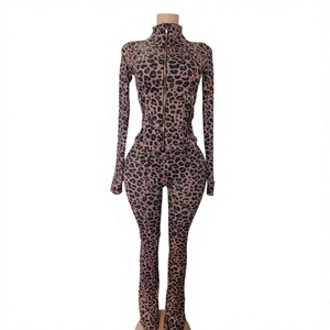 Set Due Pezzi Sexy con Stampa Leopardata, T-Shirt Aderente e Leggings da Donna, Outfit Casual con Motivo Leopardato - Product Image 5