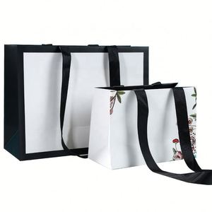 Sacs de courses personnalisés en carton recyclable avec poignées pour chaussures, vêtements, emballages de boutique, chaussettes - Logo imprimé sur écran, couleurs personnalisées - Product Image 1