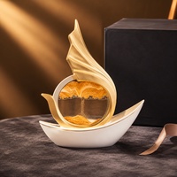 Sculpture d'art en résine blanc et or en forme de voilier avec sable mobile, décoration de table moderne pour salon et bureau