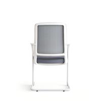 Chaise de bureau ergonomique en maille, style moderne et coloré, dossier mi-haut, avec accoudoirs fixes, idéale pour les salles de conférence