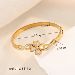 Bracciale in Acciaio Inossidabile a Forma di Quadrifoglio con Lettera D e Albero della Vita, Impreziosito da Diamanti, Bracciale Aperto Placcato Oro 18K, Gioielli da Donna - Product Image 6