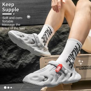 Sandales d'été imprimées à motif de trou de noix de coco pour hommes et femmes, sandales de <span class=keywords><strong>plage</strong></span> d'extérieur respirantes, chaussures à enfiler à motif de lettres - Product Image 3