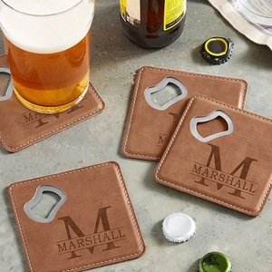 Posavasos de cuero PU grabado personalizado con abridor de botellas y logotipo, herramienta de barra reutilizable para regalo de boda - Product Image 1