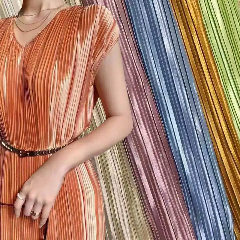 Изготовленные на заказ повседневные атласные полосатые эластичные креповые тканые ткани Issey Miyake из полиэстера и спандекса, плиссированная ткань