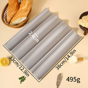 Moule à baguettes antiadhésif <span class=keywords><strong>de</strong></span> 38 cm <span class=keywords><strong>de</strong></span> long en acier au carbone perforé pour 3 pains français standard - Product Image 1